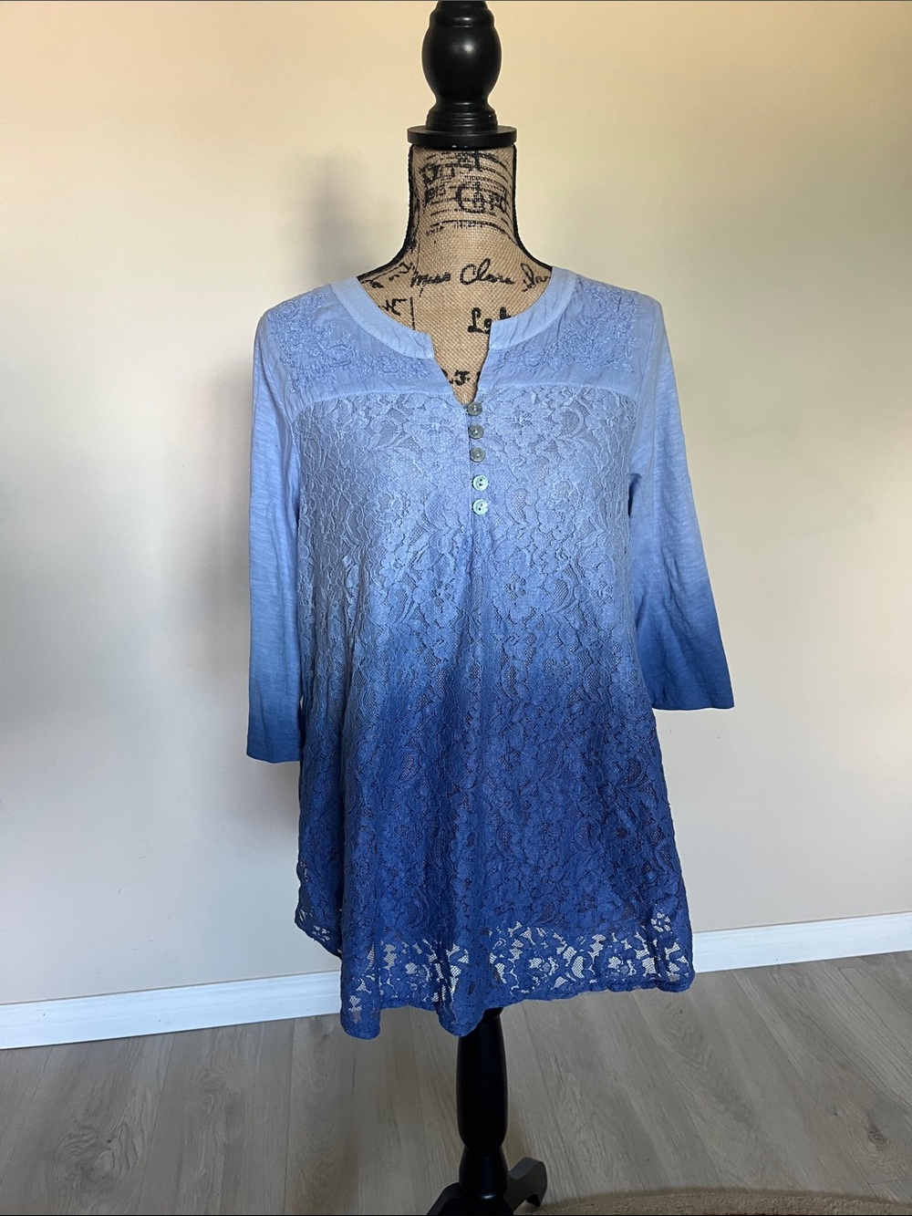 April Cornel Sz S Embroidered Lace Blue Ombre 3/4 Sleeve Top EUC